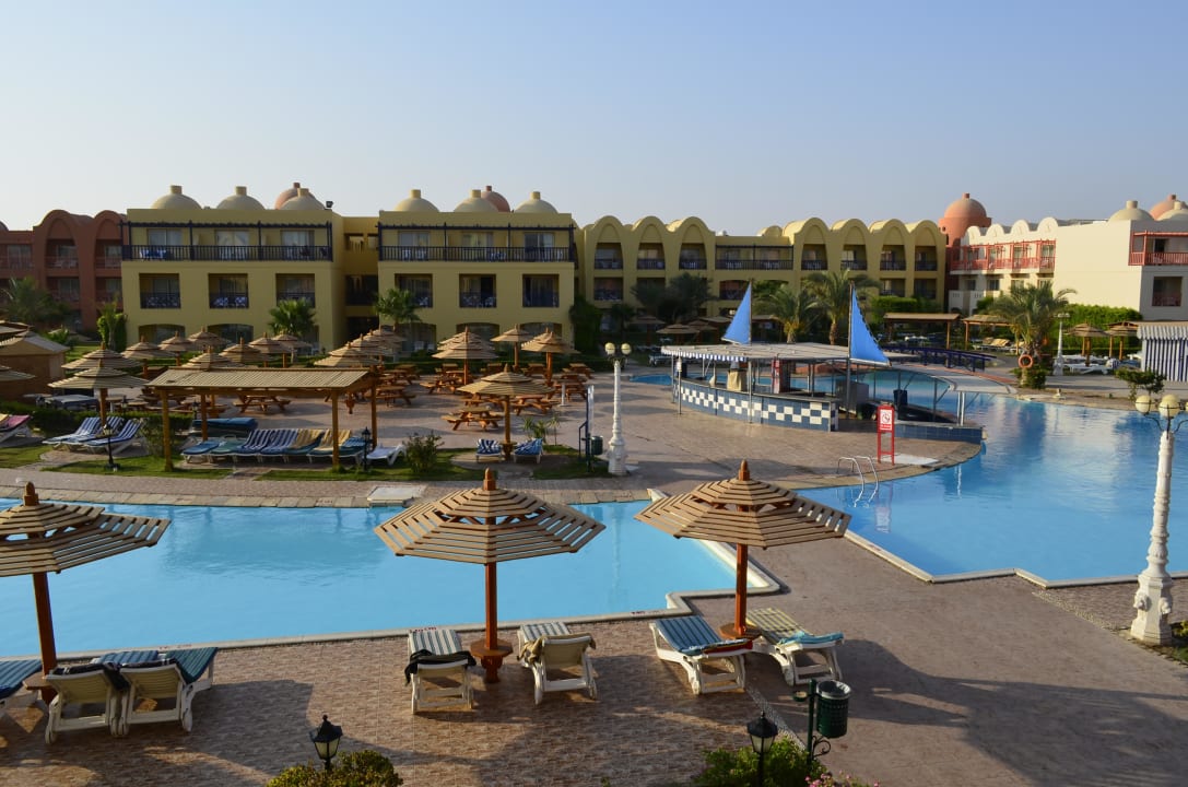 Widok na baseny i bar Titanic Beach Spa & Aqua Park