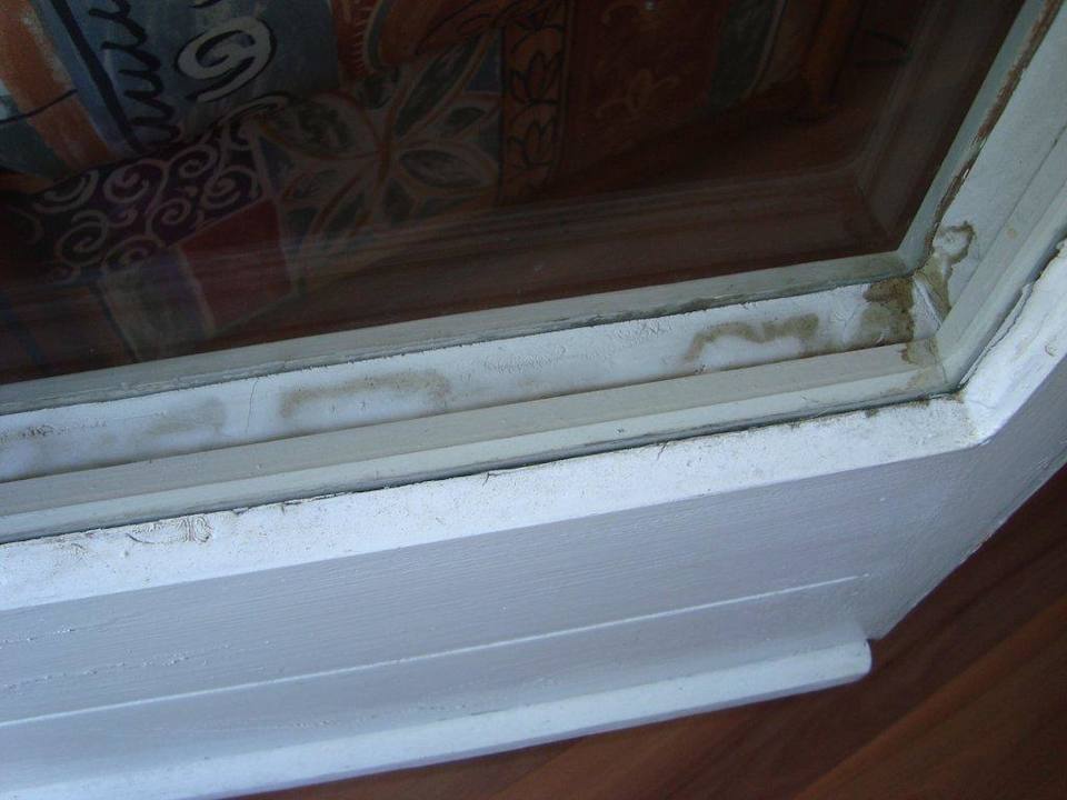 Schmutziger Fensterrahmen Badehotel Salina Maris – Wellness & Vintage