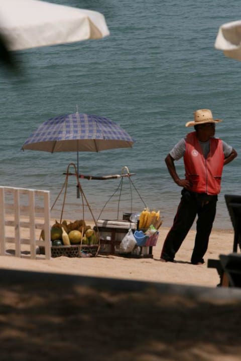 Obstverkäufer am Strand NH Collection Samui Peace Resort