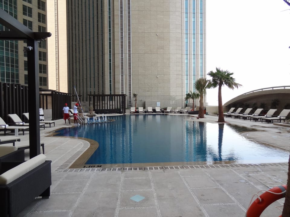 Outdoor-Pool Sofitel Abu Dhabi Corniche