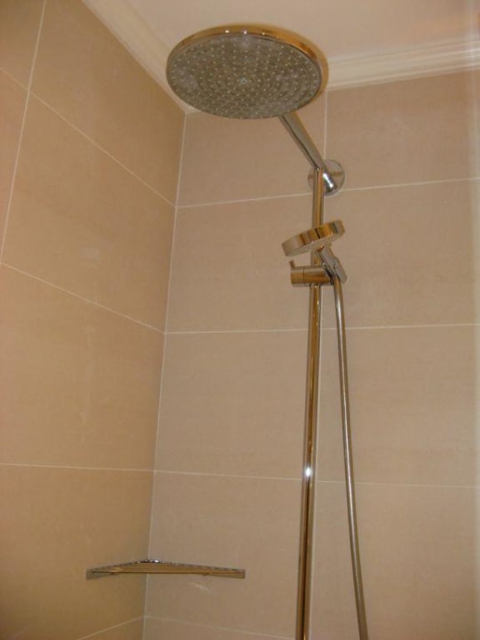 Dusche im Chambre Jardin Hotel Les Manoirs de Tourgéville