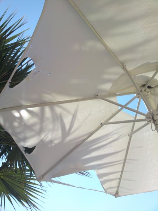 Sonnenschirm am Pool Sandy Beach Resort