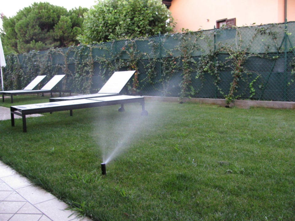 Garten mit Liegen Apartments Emmaus