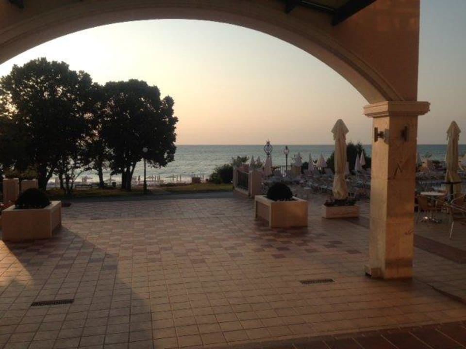 Aussicht von der Rezeption zum Meer/Strand GRIFID Vistamar