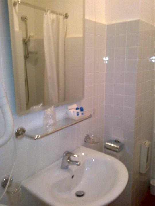 Bad (im Hintergrund die Dusche) Hotel Garni Renania