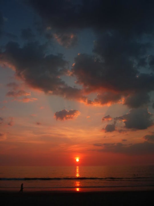 Sonnenuntergang am Hotelstrand Khaolak Orchid Beach Resort