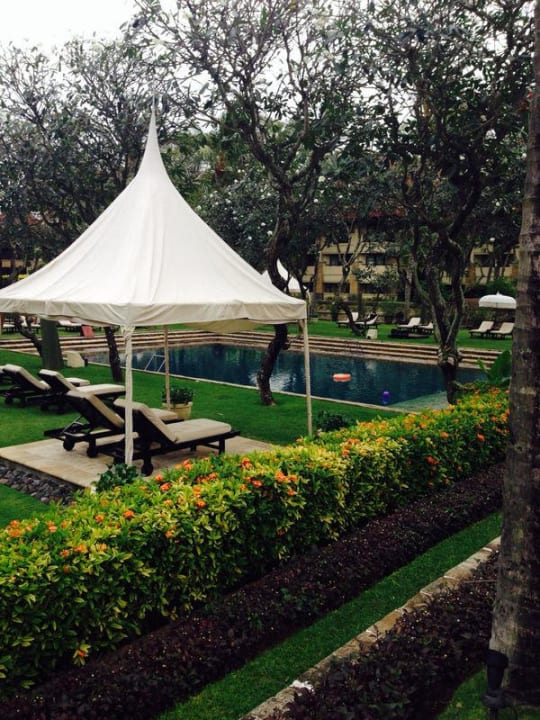 Einer der Liegebereiche, ebenso mit Pool InterContinental Bali Resort