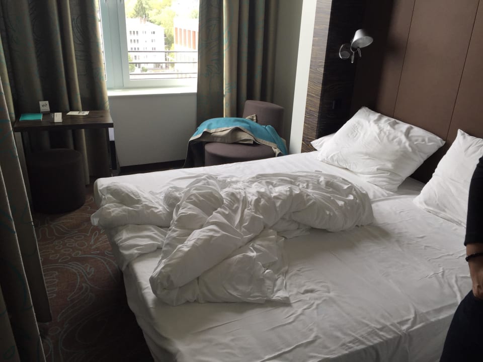 Bett Motel One Wiesbaden