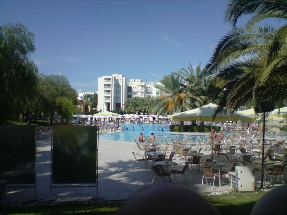 Vom Liegeplatz unter Palmen Richtung Hotel Monachus Family Resort Sorgun