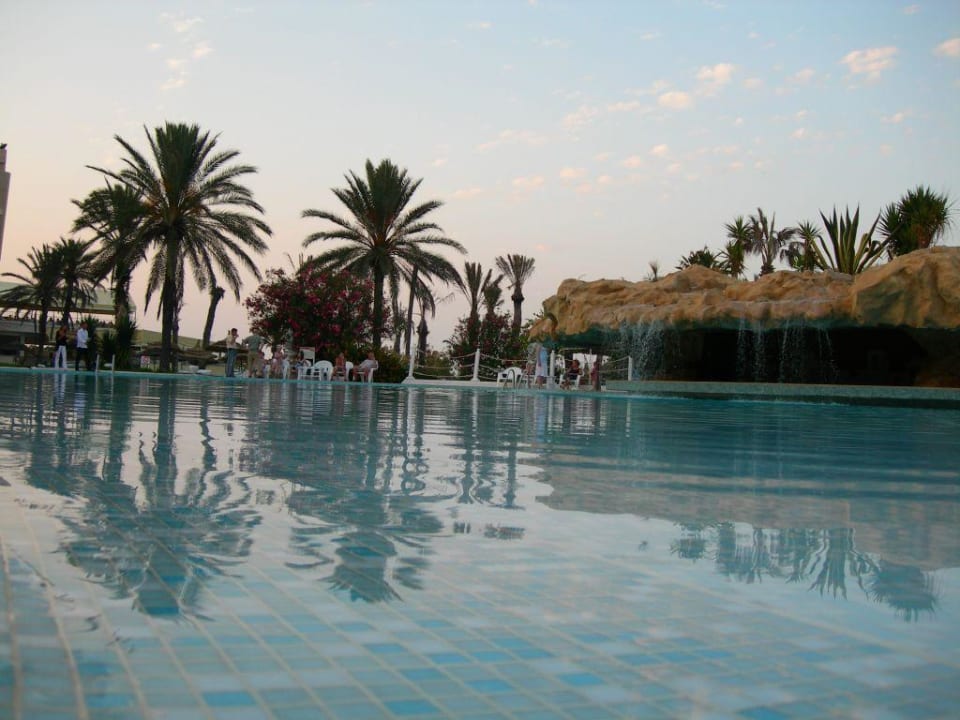 Pool mit Poolbar am Abend Mahdia Beach & Aquapark