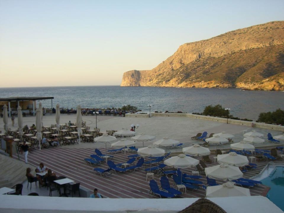 Blick über die Terrasse zur Bucht am Abend Fodele Beach & Water Park Holiday Resort