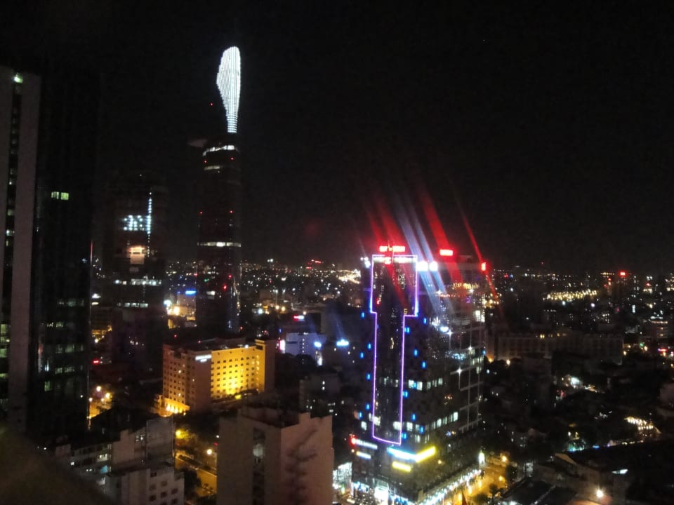 Abendlicher Ausblick von der Bar im 23. OG Sheraton Saigon Grand Opera Hotel