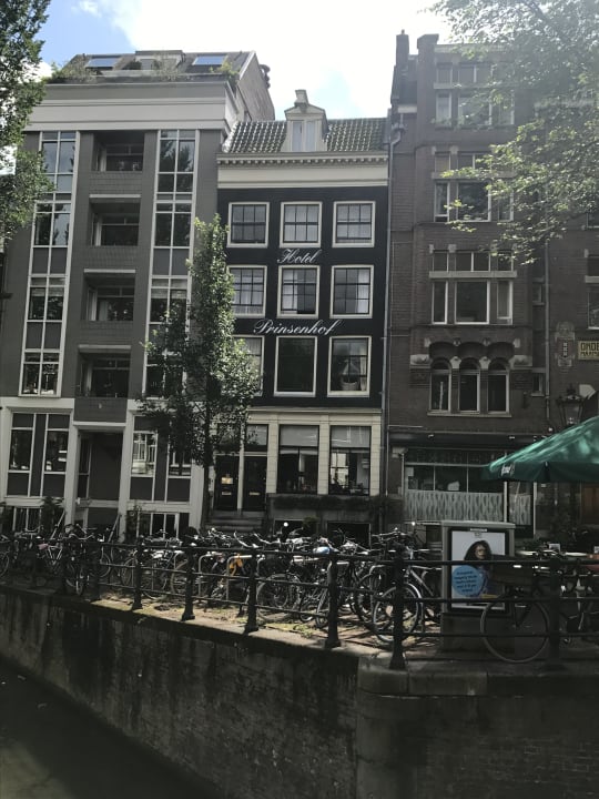 Blick auf das Hotel von der anderen Grachtseite Hotel Prinsenhof Amsterdam