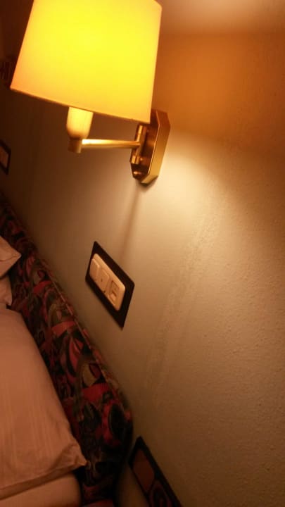 Komische Streifenbildung an der Bettrückwand Hotel Bergland-Hof