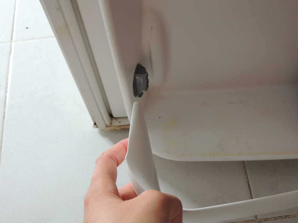 Kaputte Kühlschrankhalterung - gefährlich! Maravilla Appartements