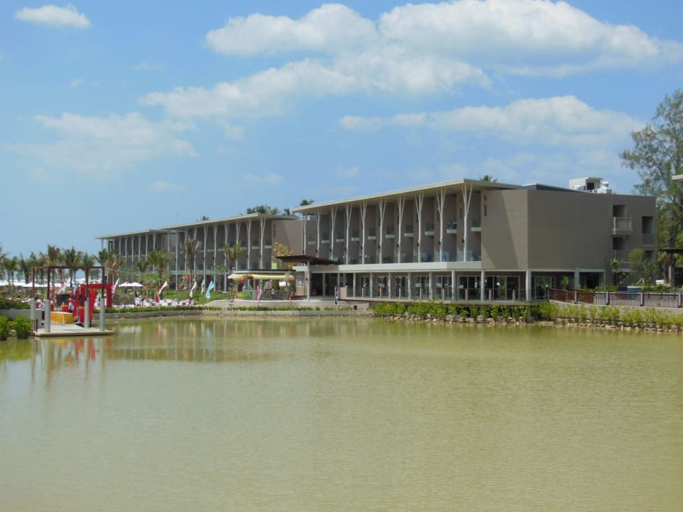 Teich/Hauptgebäude The Sands Khao Lak by Katathani