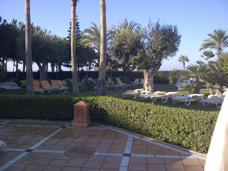 Haufenweise reservierte Liegen um kurz nach 9 Uhr! Iberostar Waves Málaga Playa