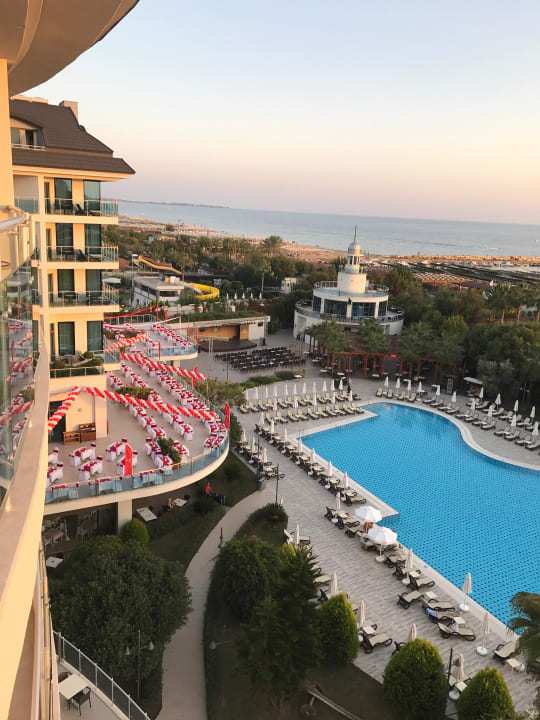 Aussicht auf den Pool vom Balkon der Suite 6407 Commodore Elite Suites & Spa - Adults only