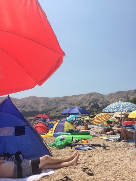Überfüllter Strand Sunny Baška Hotel by Valamar (Corinthia)