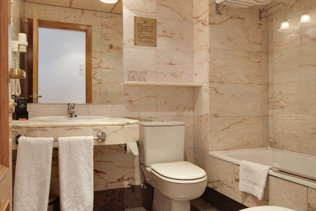 Baño habitación estándar Rafaelhoteles Atocha