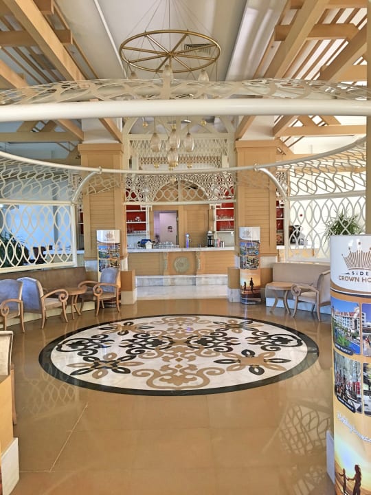 Lobby Well Palace Side