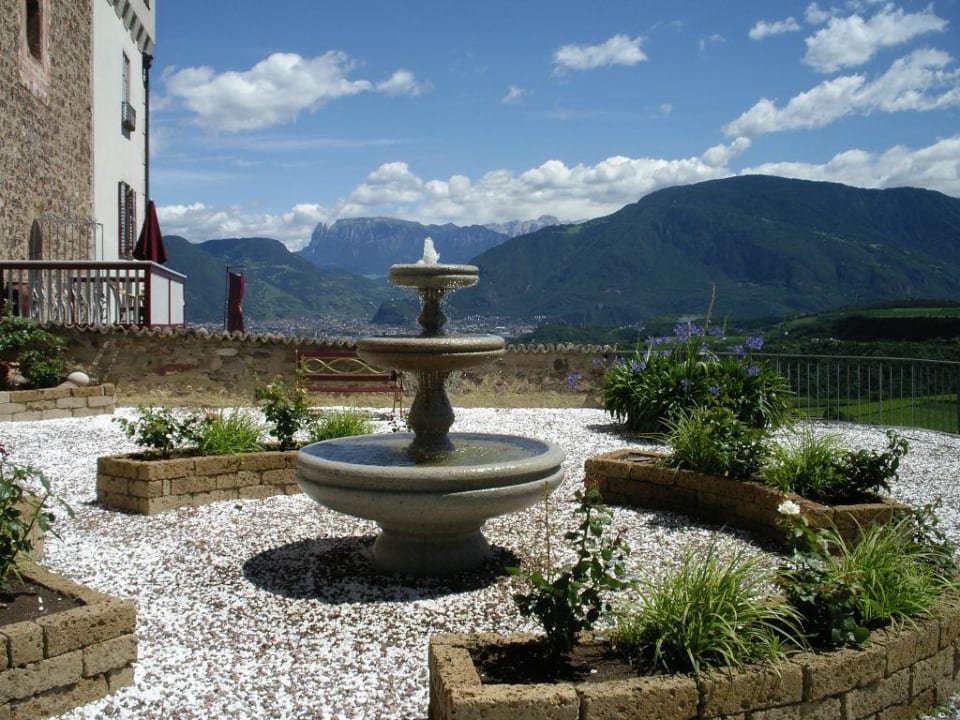 Hof zwischen Haupt- und Nebenhaus Schloss Hotel Korb
