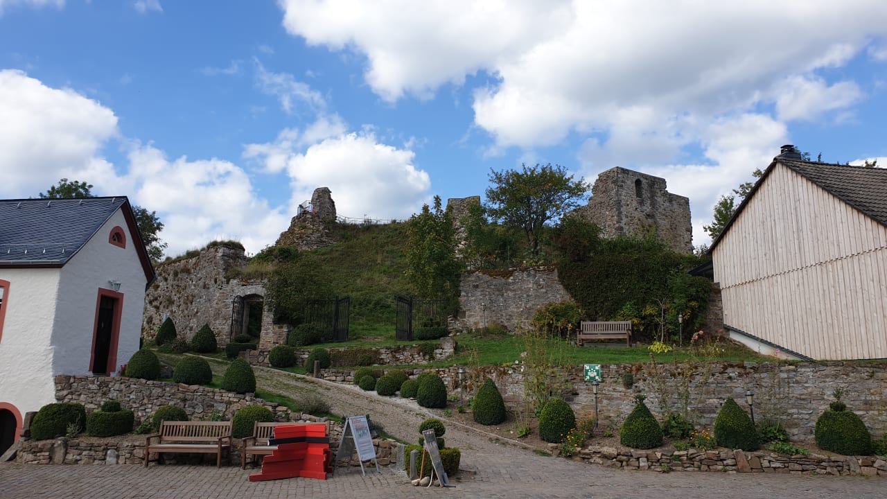 Außenansicht Burghaus & Villa Kronenburg