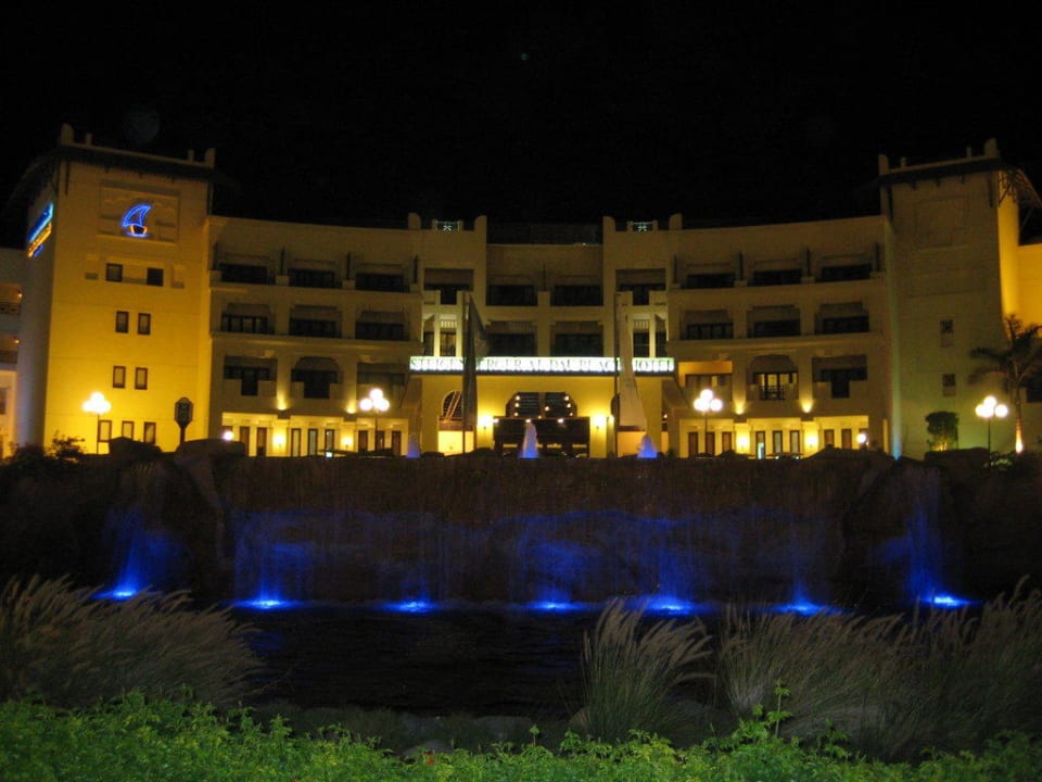 Hotel bei Nacht Steigenberger ALDAU Beach Hotel