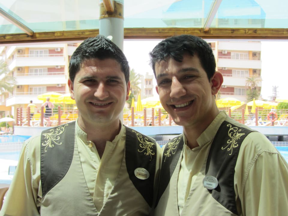 Murat und Mehmet -Kellner Alaiye Resort & Spa