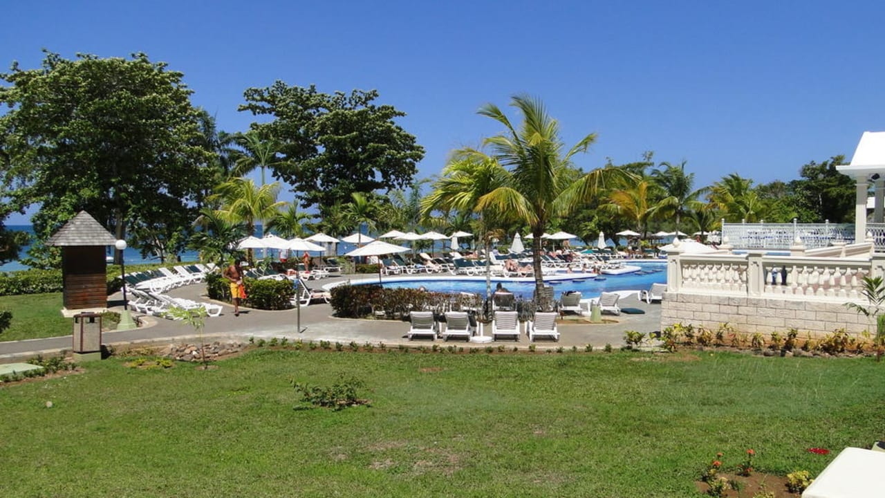 Seitenblick auf Pool Hotel Riu Negril