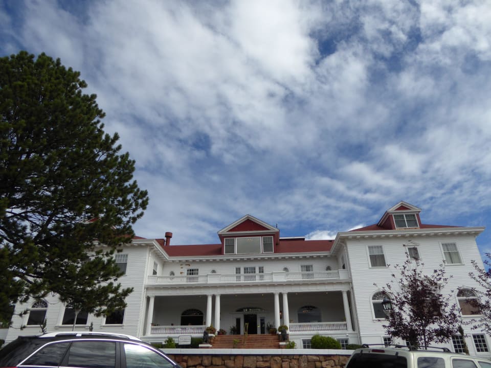 Teil vom Hotel, Blick vom Parkplatz Stanley Hotel