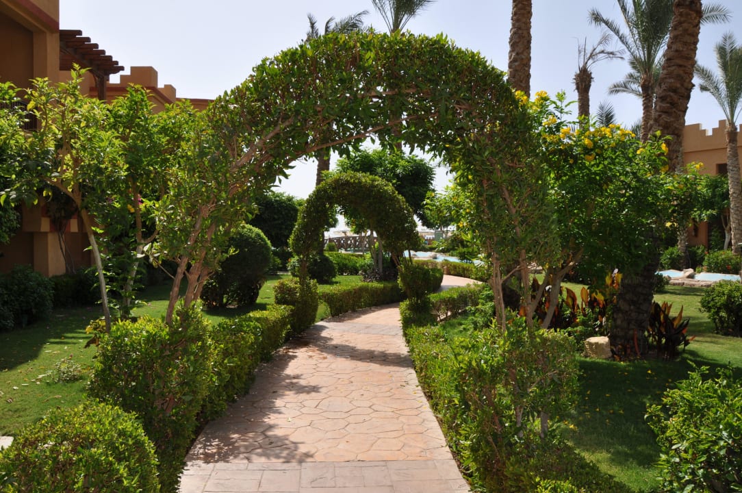 Uliczka w ogrodzie Rehana Royal Beach Resort Aqua Park & Spa