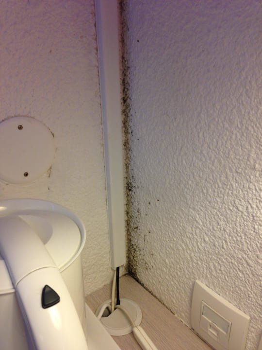 Schimmel im Schlafbereich Campanile Val de France