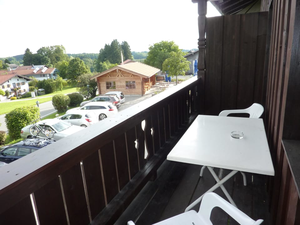Blick vom Balkon über Parkplatz zum Biergarten Landgasthof Goldener Pflug