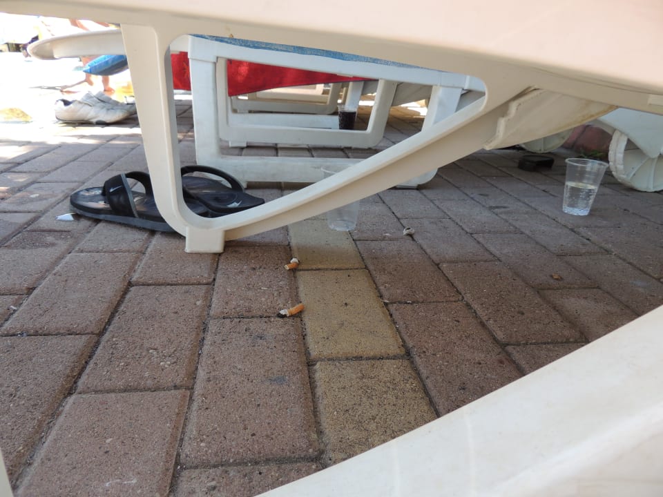 Leider überall Zigaretten  Hotel Akropol