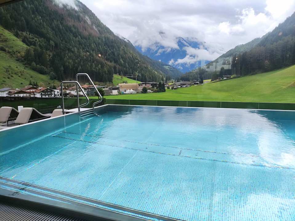 Pool Hotel Schwarzenstein