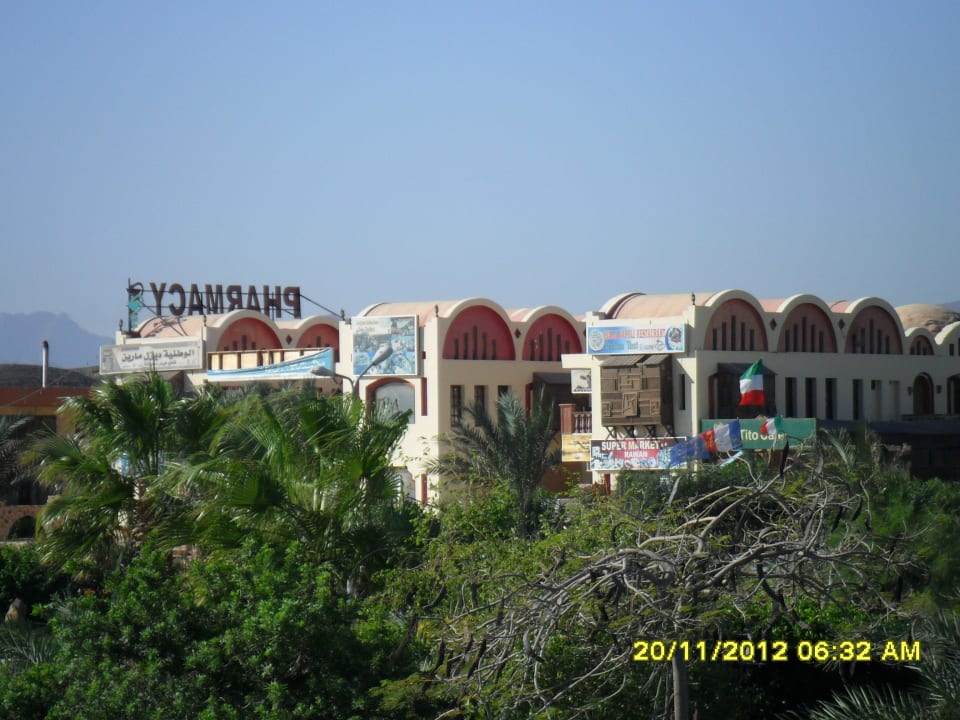 Il centro commerciale davanti all'hotel Blue Reef Red Sea Resort