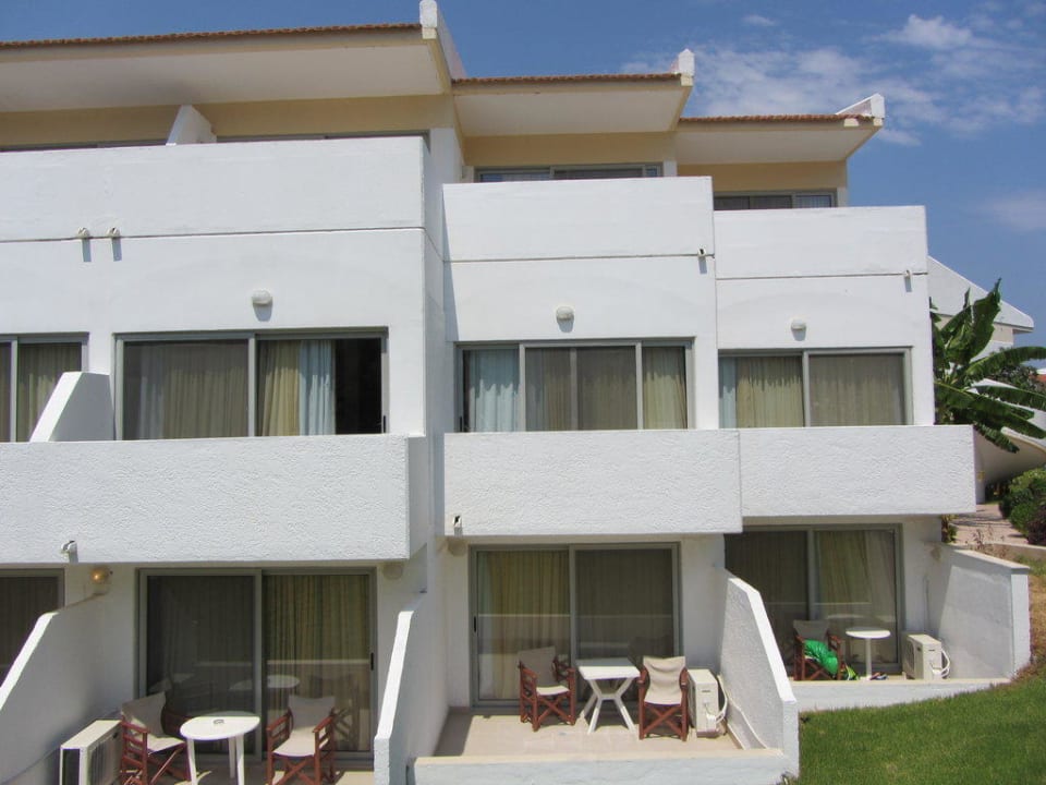 Blick auf eins der kleinen Gebäude Lydia Maris Resort & Spa
