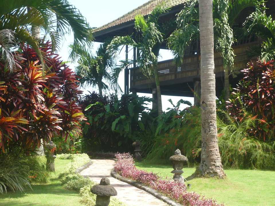 Gartenanlage, Weg zu einigen der Villas Hotel Candikusuma Beach Villas