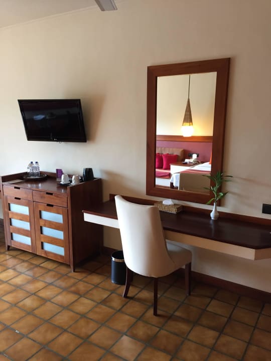 Schreibtisch und Fernseher Hotel Cinnamon Citadel Kandy