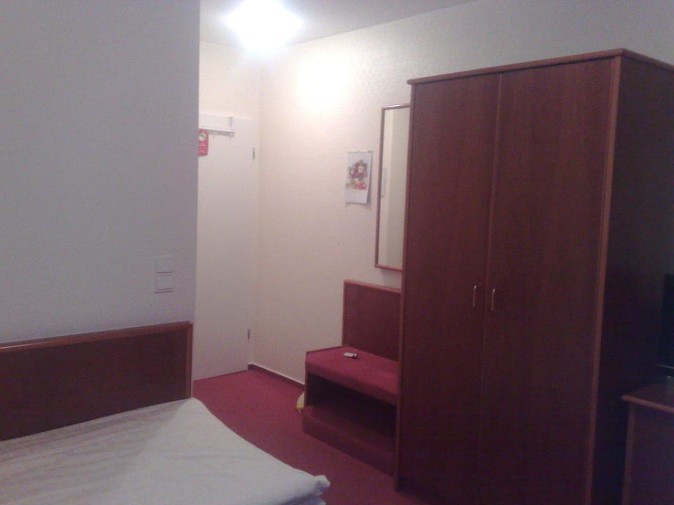 Blick vom Bett zur Tür Hotel Hackbarth Lichtenrade