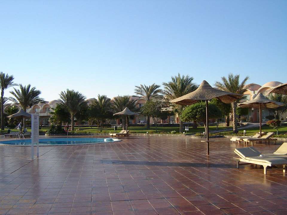 Teren przed basenem Three Corners Sea Beach Resort