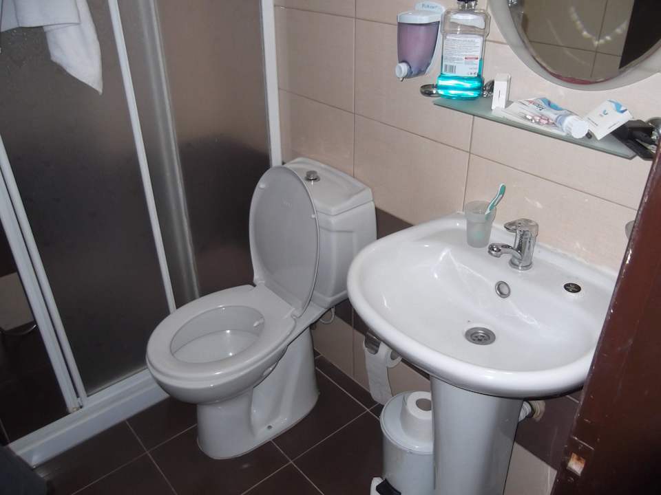 Bad und WC eng aber funktionsfähig Hotel Aslan City Kleopatra