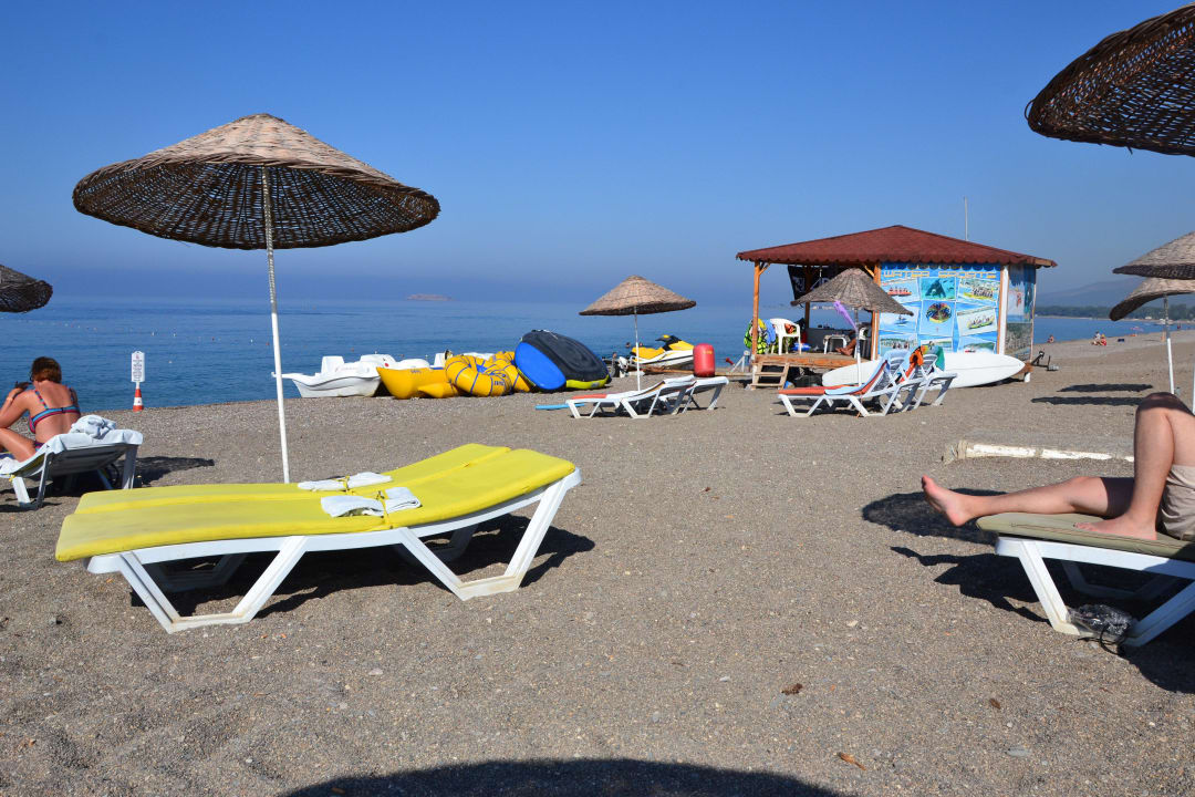 Lezaki na plazy Dogan Beach Resort & Spa