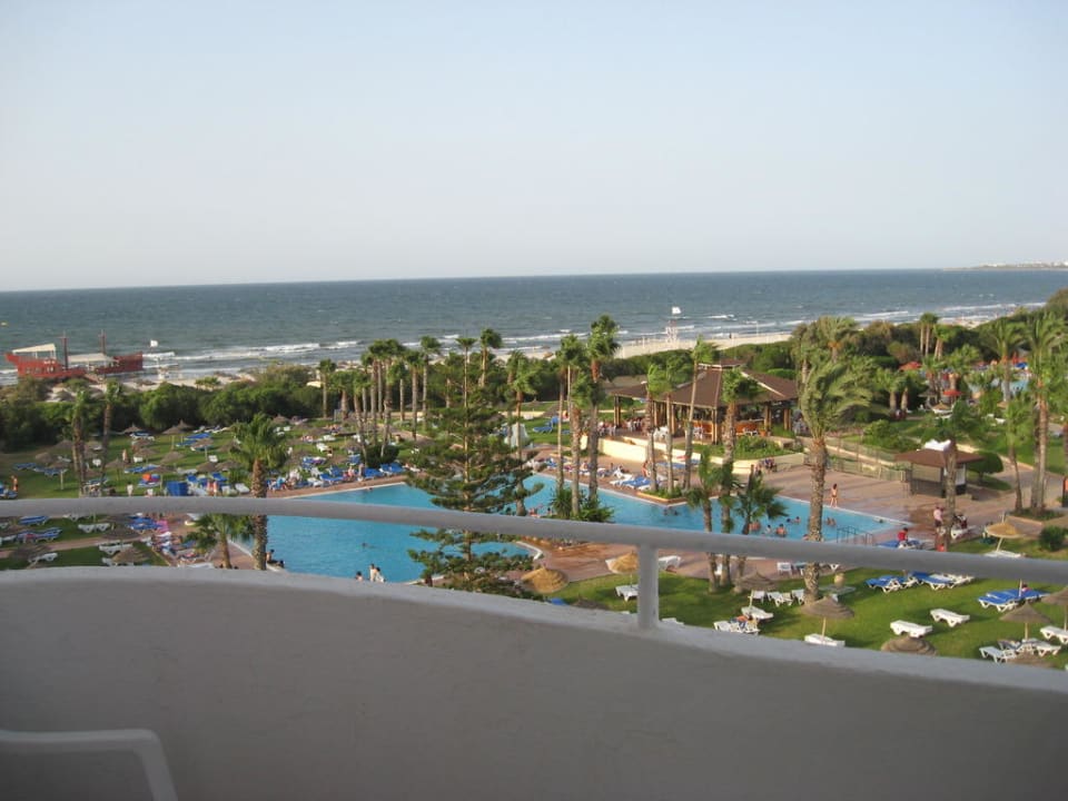 Ausblick von unserem Zimmer auf einen der 3 Pools Sahara Beach Aquapark & Resort