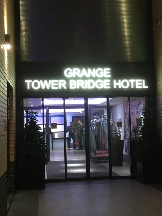 Haupteingang Nacht Leonardo Royal London Tower Bridge