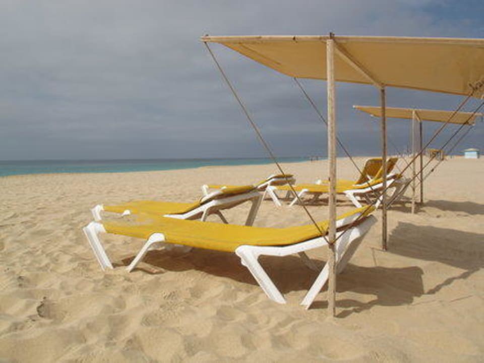 Dunas eigene Liegestühle am Strand 2 Hotel Dunas De Sal