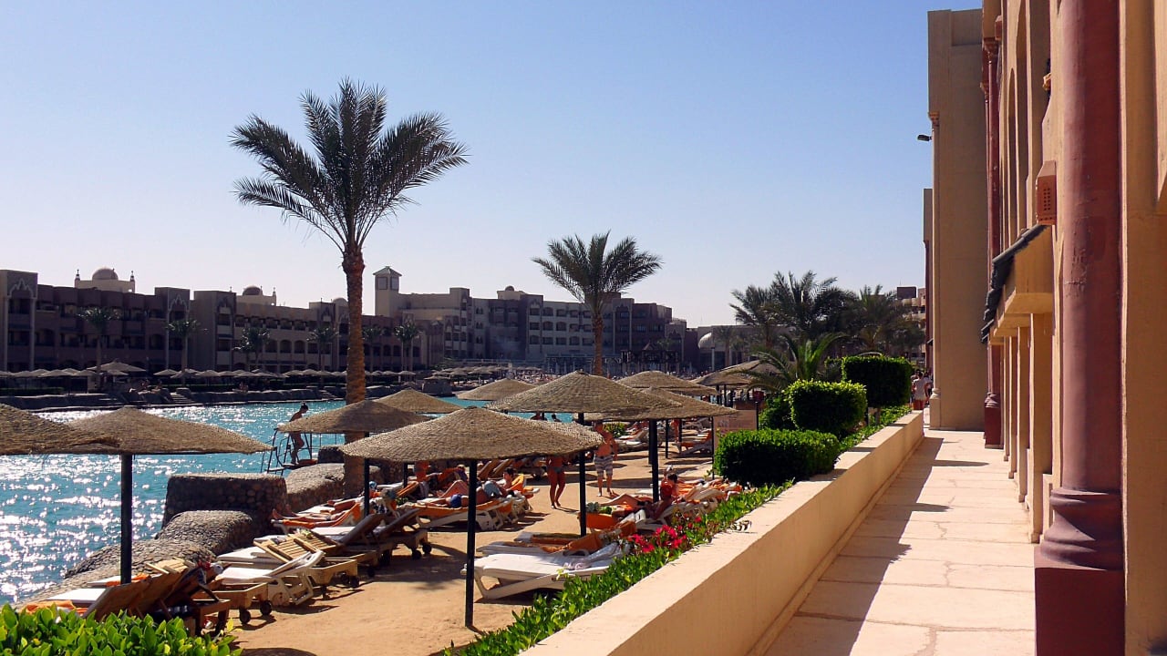 У входа в шестой корпус Sunny Days El Palacio Resort & Spa