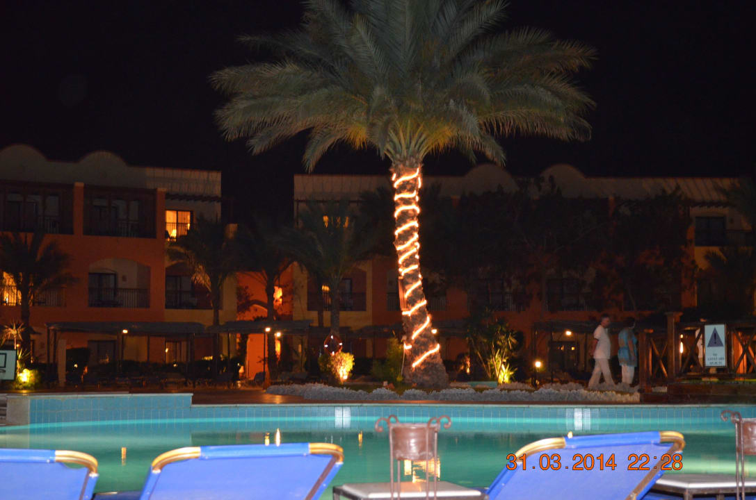 Вид у бассейна Jaz Makadi Saraya Resort