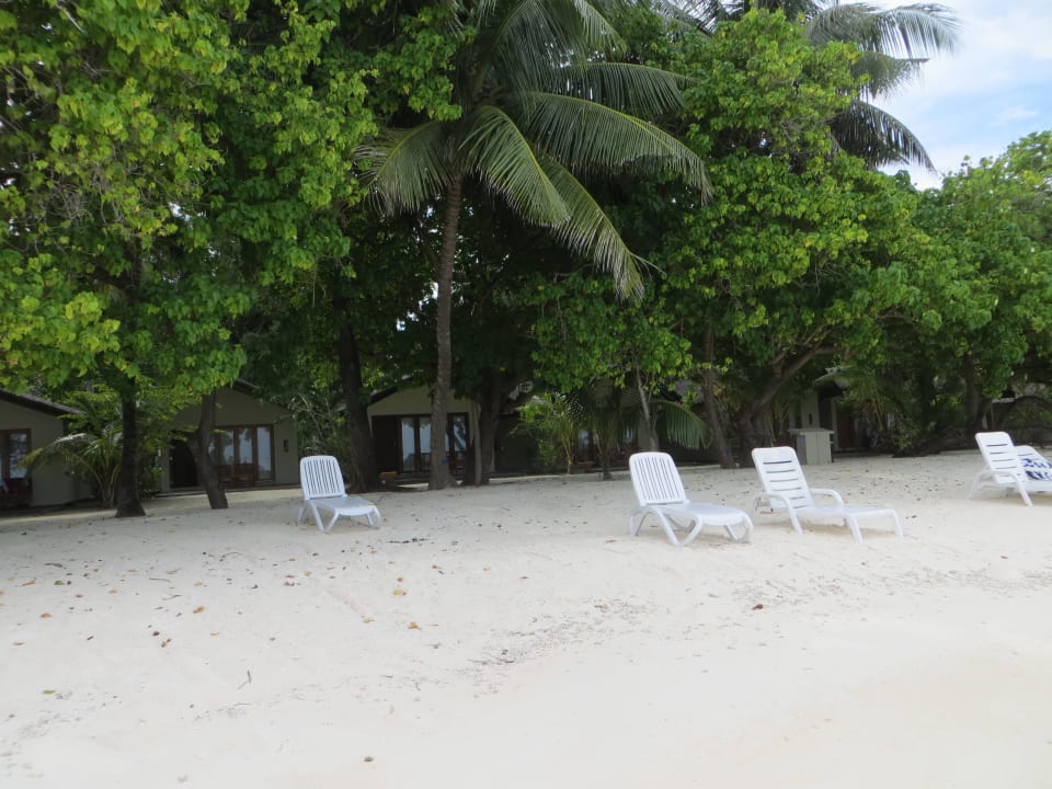 Spaziergang am Strand und den Beachvillen Adaaran Select Hudhuran Fushi - Premium All Inclusive